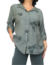 Chemise kaki unie à broderie légère de fleurs ton sur ton, manches 3/4 – vue de face