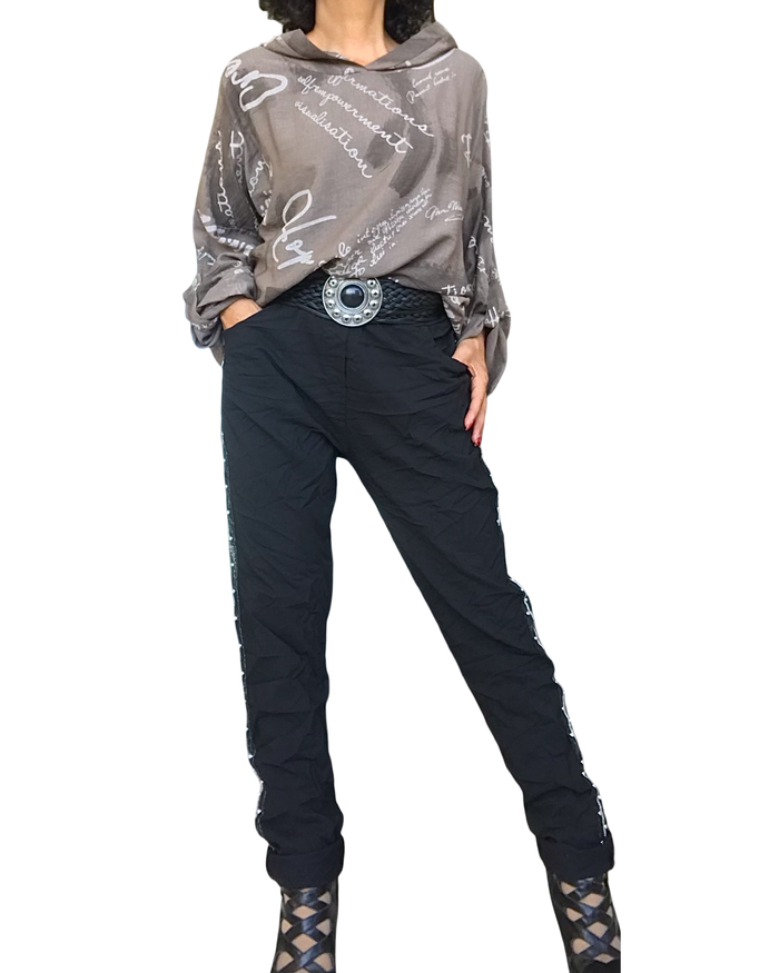 Tunique brune à écritures beige et capuchon avec pantalon noir et bottines – silhouette complète