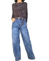 T-shirt brun motif Paisley avec jeans bleu large – silhouette complète