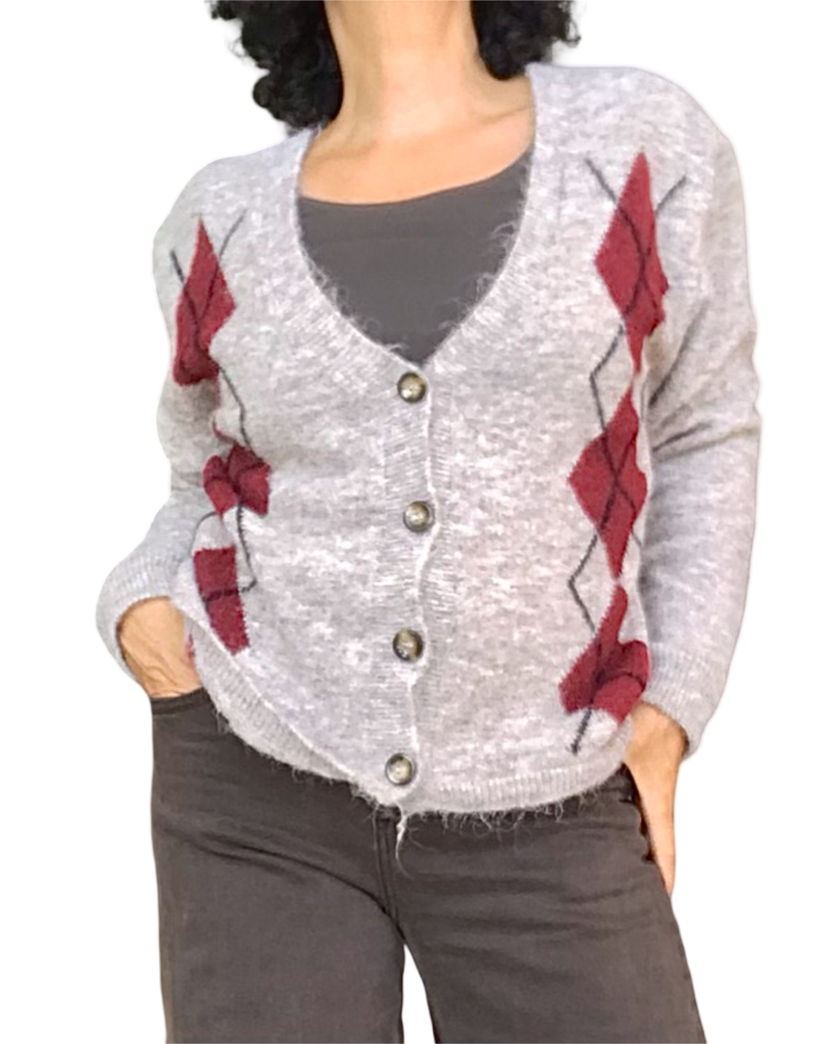 Cardigan en tricot beige col V avec 3 losanges bourgogne de chaque côté – vue de face