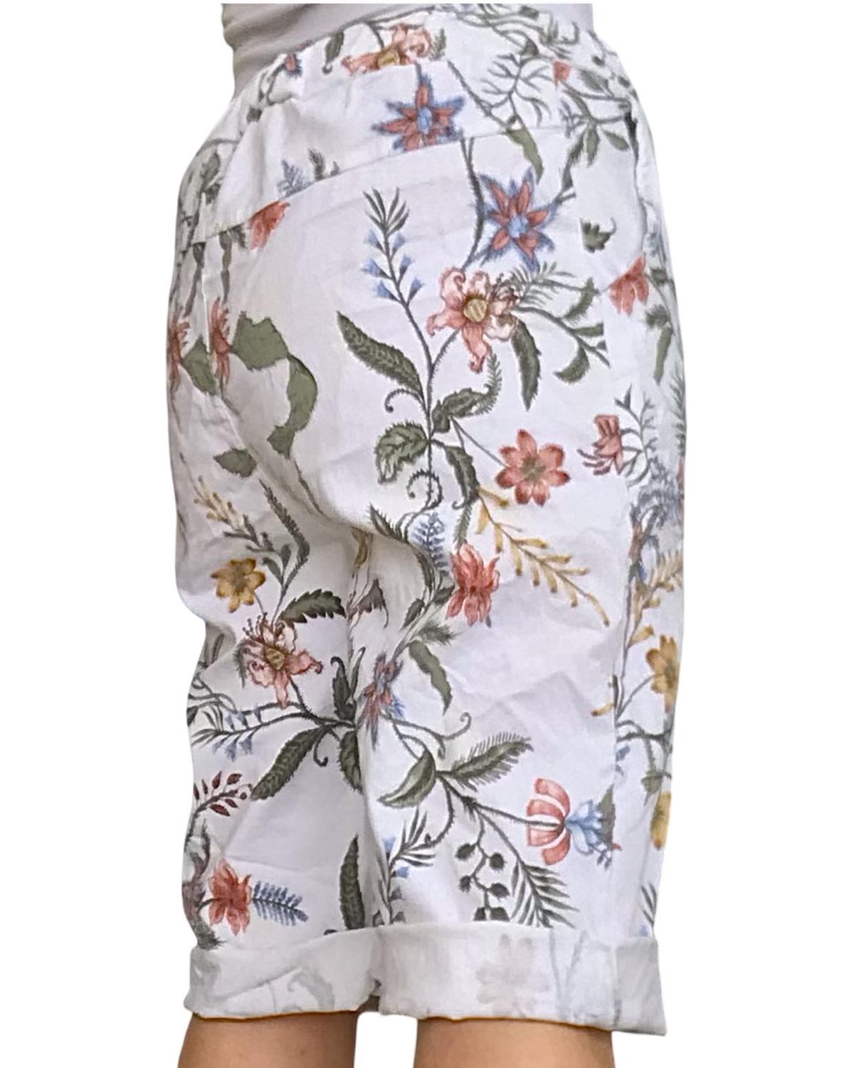 Bermuda blanc imprimé de fleurs kaki, jaune, corail et bleu à taille élastique avec cordon