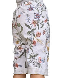 Bermuda blanc imprimé de fleurs kaki, jaune, corail et bleu à taille élastique avec cordon