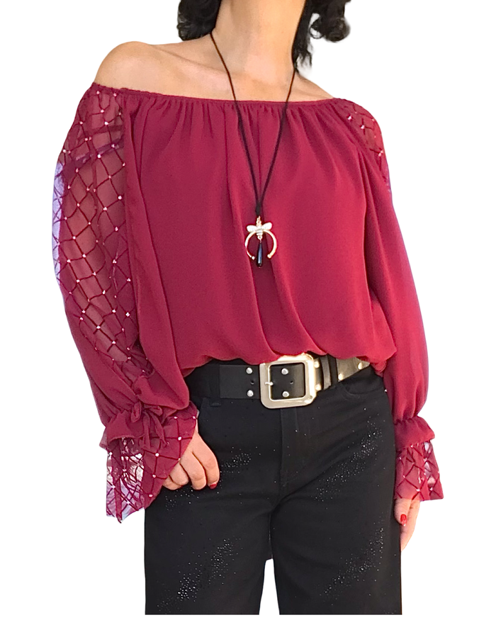 Blouse en voile unie rouge vin, pierres argentées le long des manches et volant au bas