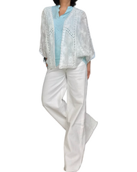 Blouse aqua sans manche broderie anglaise devant