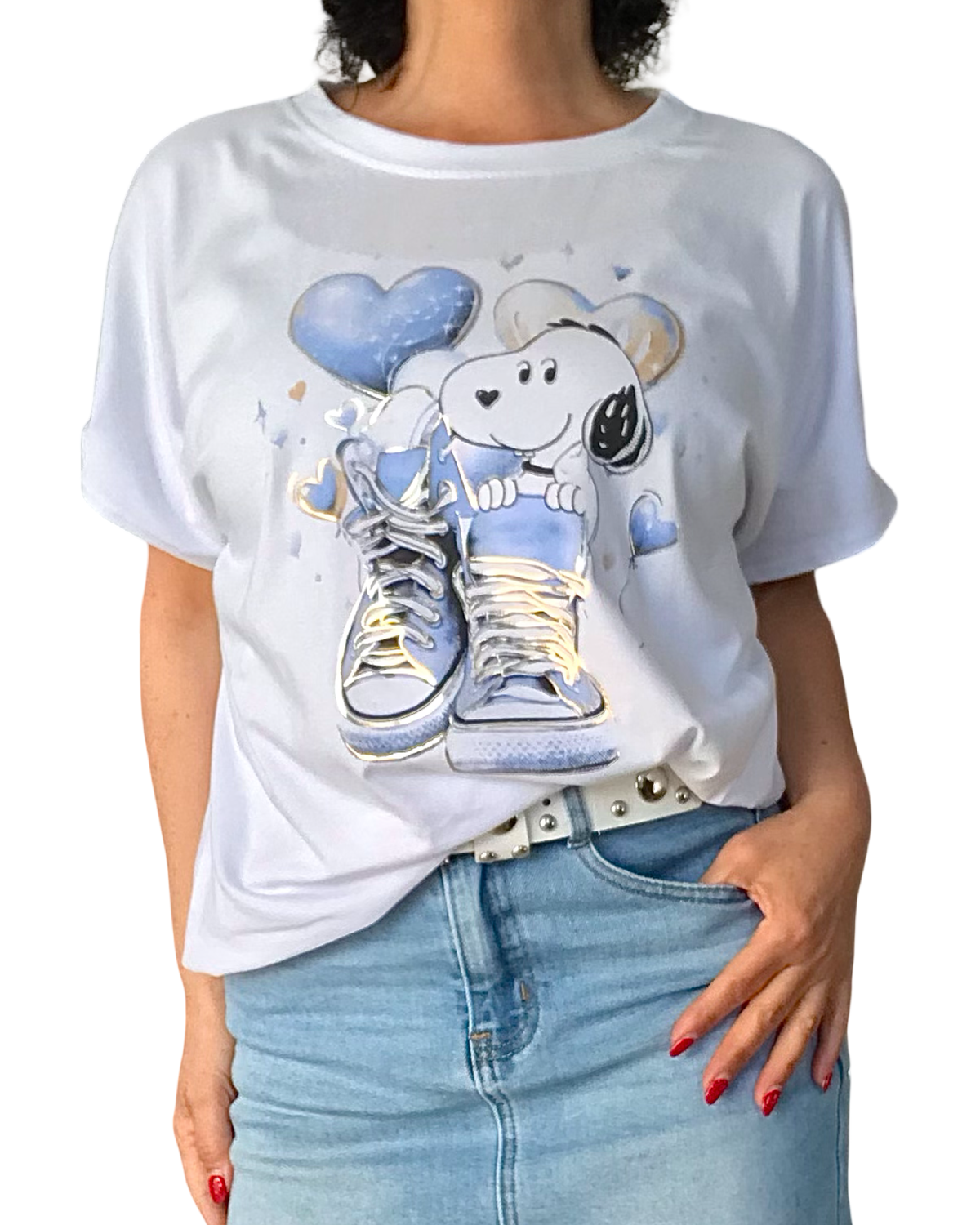 T-shirt blanc avec Snoopy en bleu ciel sur des basket et 2 cœurs