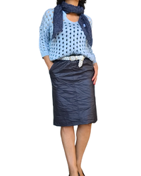 Chandail de tricot bleu ciel en grandes mailles