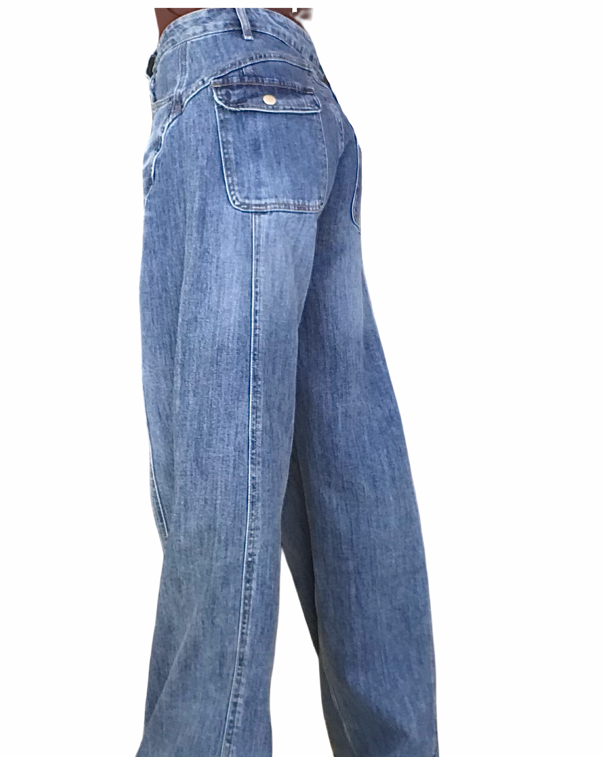 Jeans large bleu moyen délavé – vue de dos avec poches à rabat
