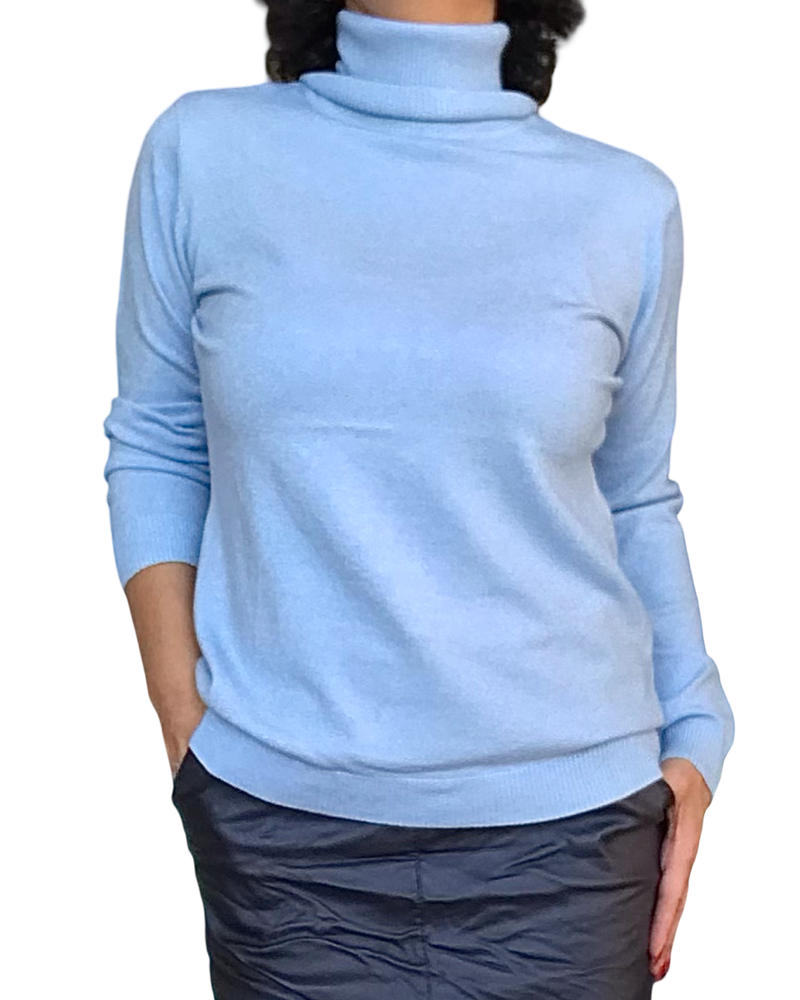 Chandail col roulé uni bleu ciel avec lurex argenté