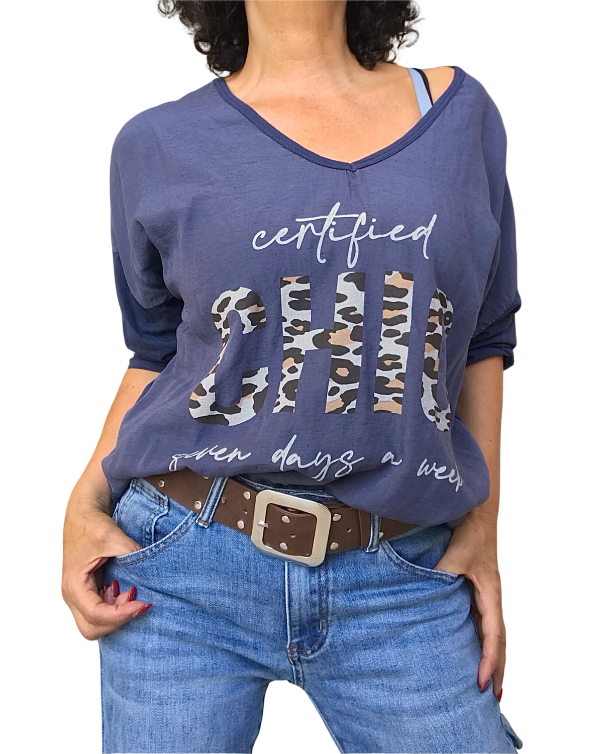 Chandail marine col V « certified CHIC » au motif léopard, porté avec ceinture brune et jeans bleu