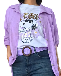 T-shirt blanc Snoopy en lilas et noir avec l’inscription « Power flower » en doré