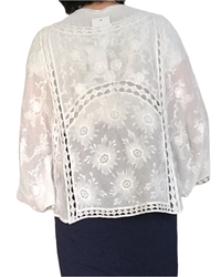 Boléro blanc cassé manche courte mélange de broderie et de crochet