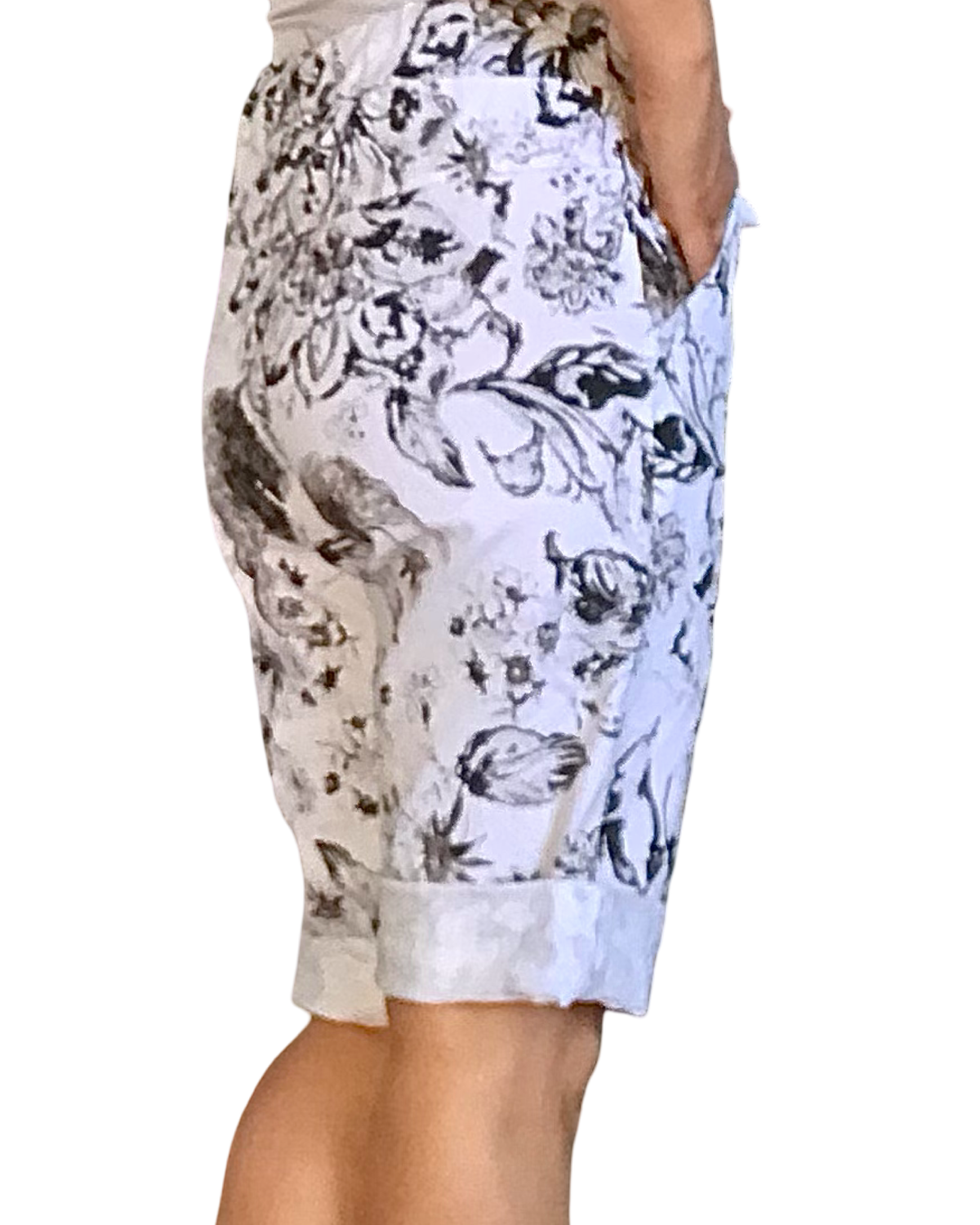 Bermuda blanc cassé imprimé floral noir et moka à taille élastique avec cordon( Livraison 8 juin)
