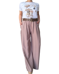 T-shirt blanc avec Snoopy en moka sur des basket et 2 cœurs