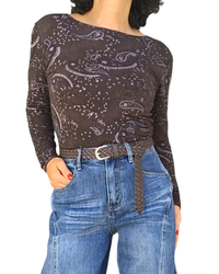 T-shirt brun à motif Paisley beige rosé et noir porté avec ceinture tressée et jeans bleu