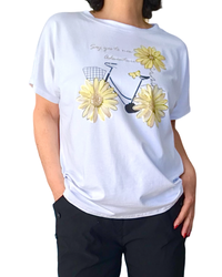 T-shirt blanc avec bicyclette noire roues en forme de fleurs jaune pâle