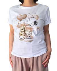T-shirt blanc avec Snoopy en moka sur des basket et 2 cœurs