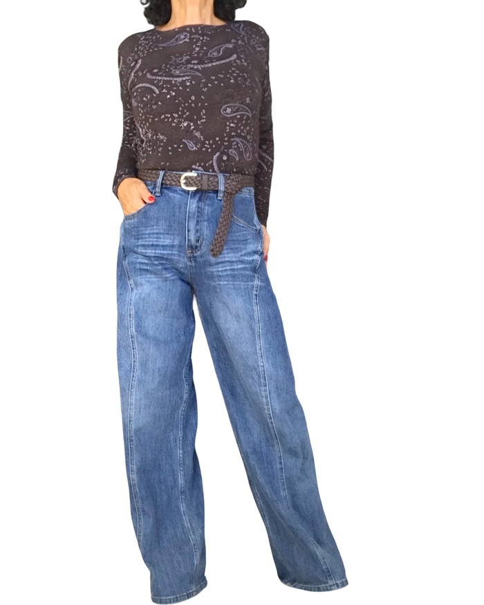 Jeans large bleu moyen délavé porté avec un haut brun imprimé et une ceinture brune – silhouette complète