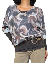 T-shirt col V à cercles vintage noir, brun, beige et rouille porté sur un haut brun avec ceinture brune