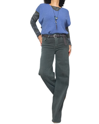 Débardeur en tricot bleu jeans superposé sur un haut à manches longues, pantalon vert large – silhouette complète