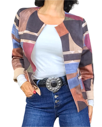 Veston court multicolore en ultrasuède porté sur un haut blanc avec jeans bleu et ceinture à boucle argentée