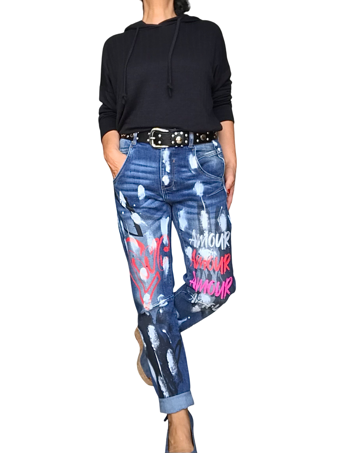 Jeans boyfriend avec écritures blanches, rouge et rose et des taches blanches et noires