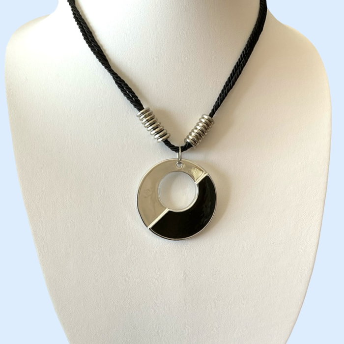 Bijoux | Collier avec un pendentif en cercle argent et noir