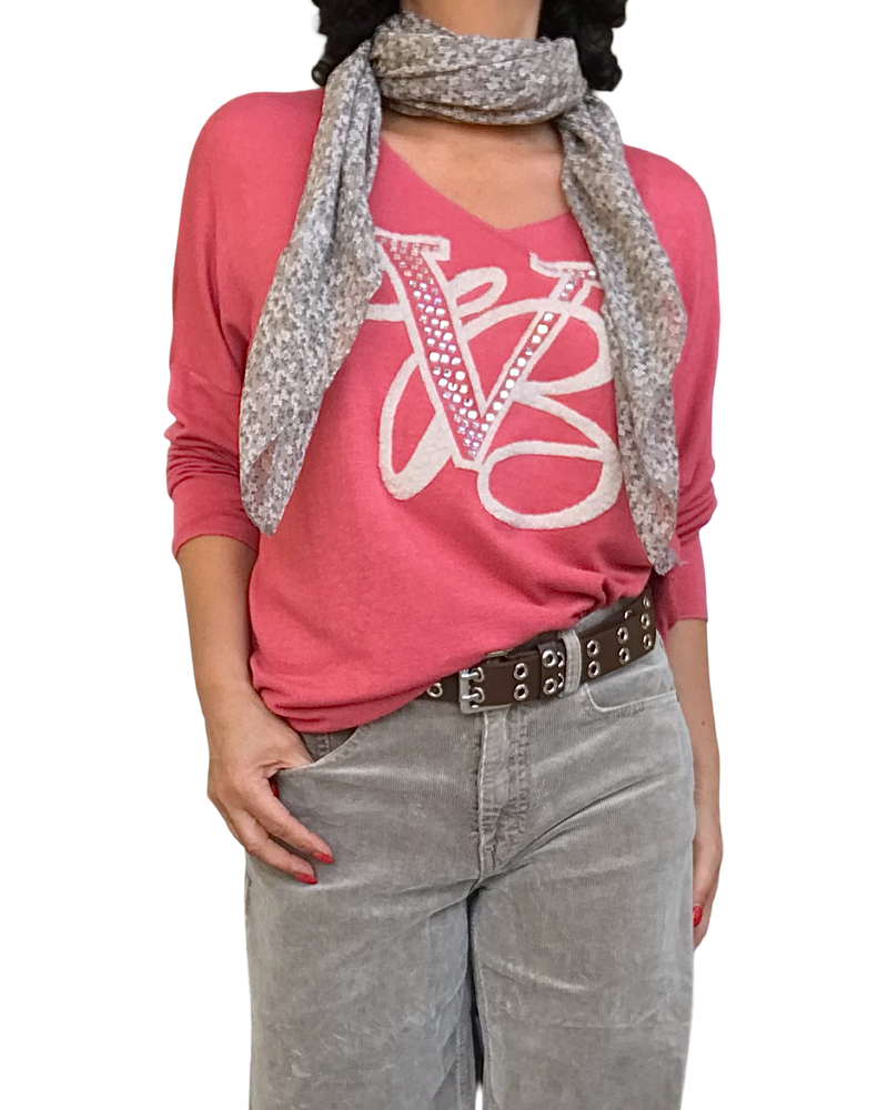 Chandail uni corail col en V avec un appliqué de deux lettres devant