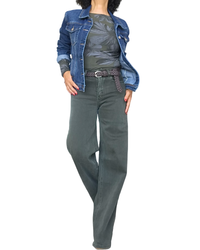 Tenue : t-shirt kaki à fleurs grises et jeans jacket, avec pantalon droit kaki et ceinture tressée