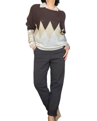 Chandail col rond en tricot brun, crème et losanges dorés