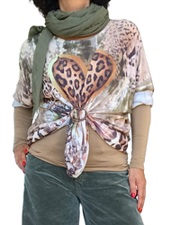 T-shirt col rond manche longue avec un cœur camel léopard au centre.