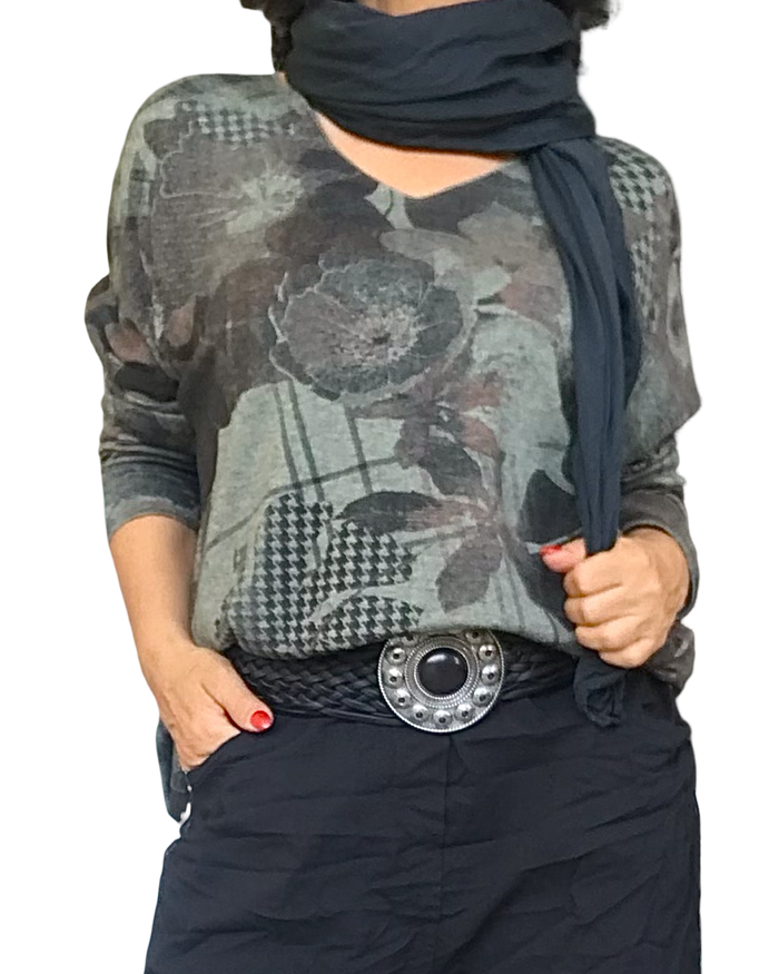 T-shirt kaki col V à grosses fleurs noires et brunes porté avec foulard noir et ceinture à boucle argentée