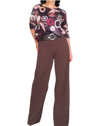 Pantalon droit brun avec un ruban noire comme ceinture, taille élastique