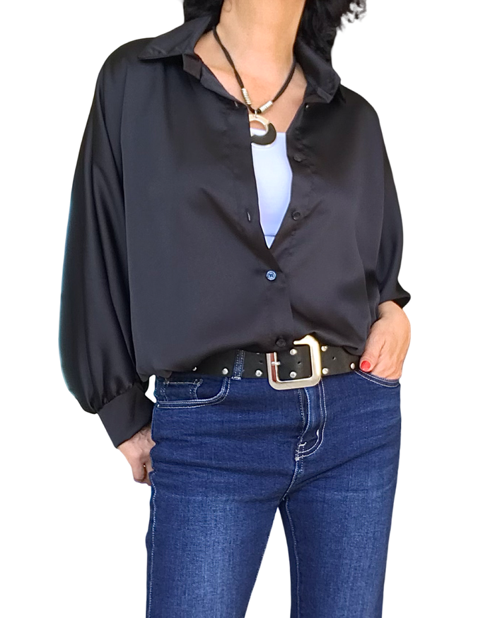 Chemise en satin noire, manche chauve-souris