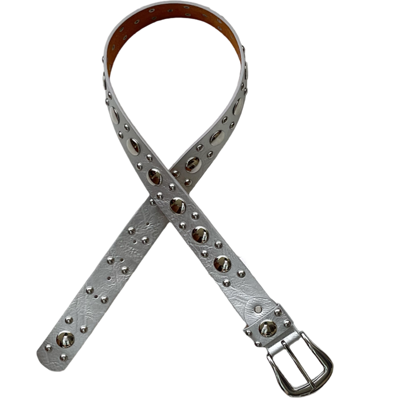 Ceinture en similicuir argent garni de clous argentés de grosseur différente