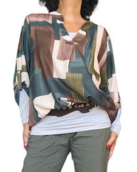 Tunique imprimé rectangulaire brun, vert forêt, beige et kaki, col Mao en V, portée avec ceinture brune