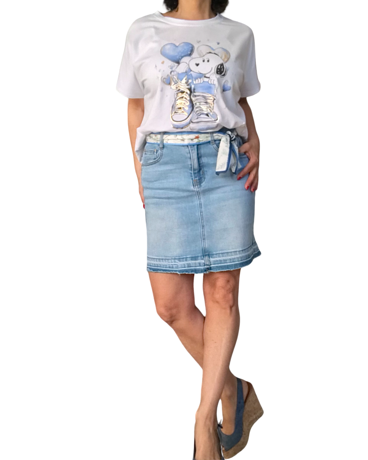 T-shirt blanc avec Snoopy en bleu ciel sur des basket et 2 cœurs