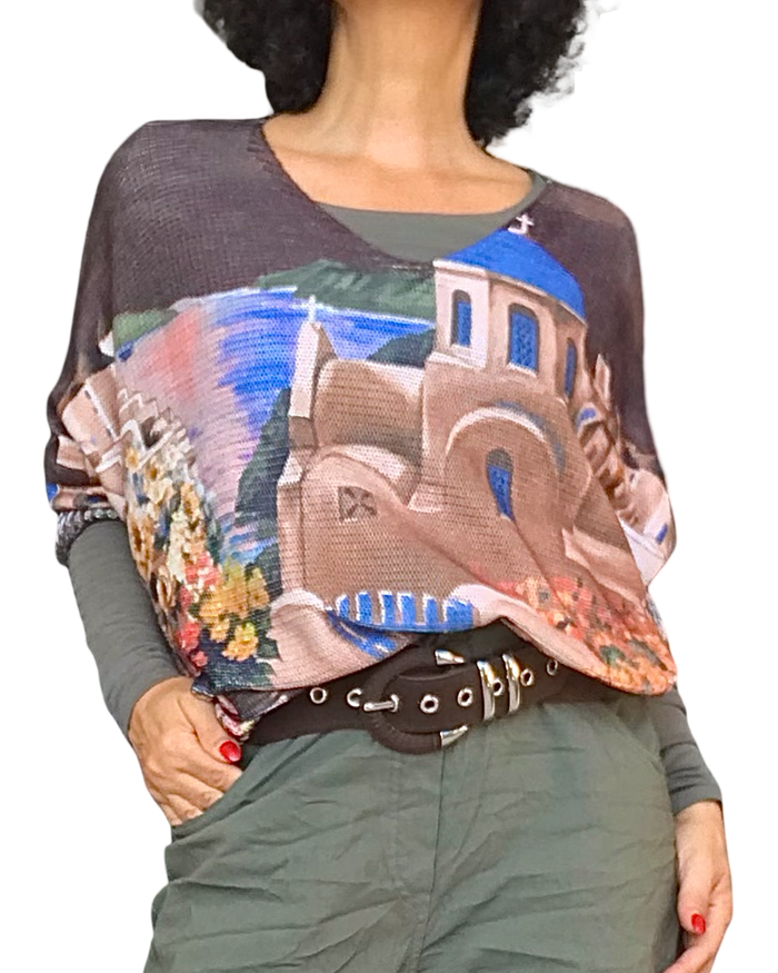 Chandail en maille brun à paysage de la Grèce porté avec ceinture brune et pantalon kaki