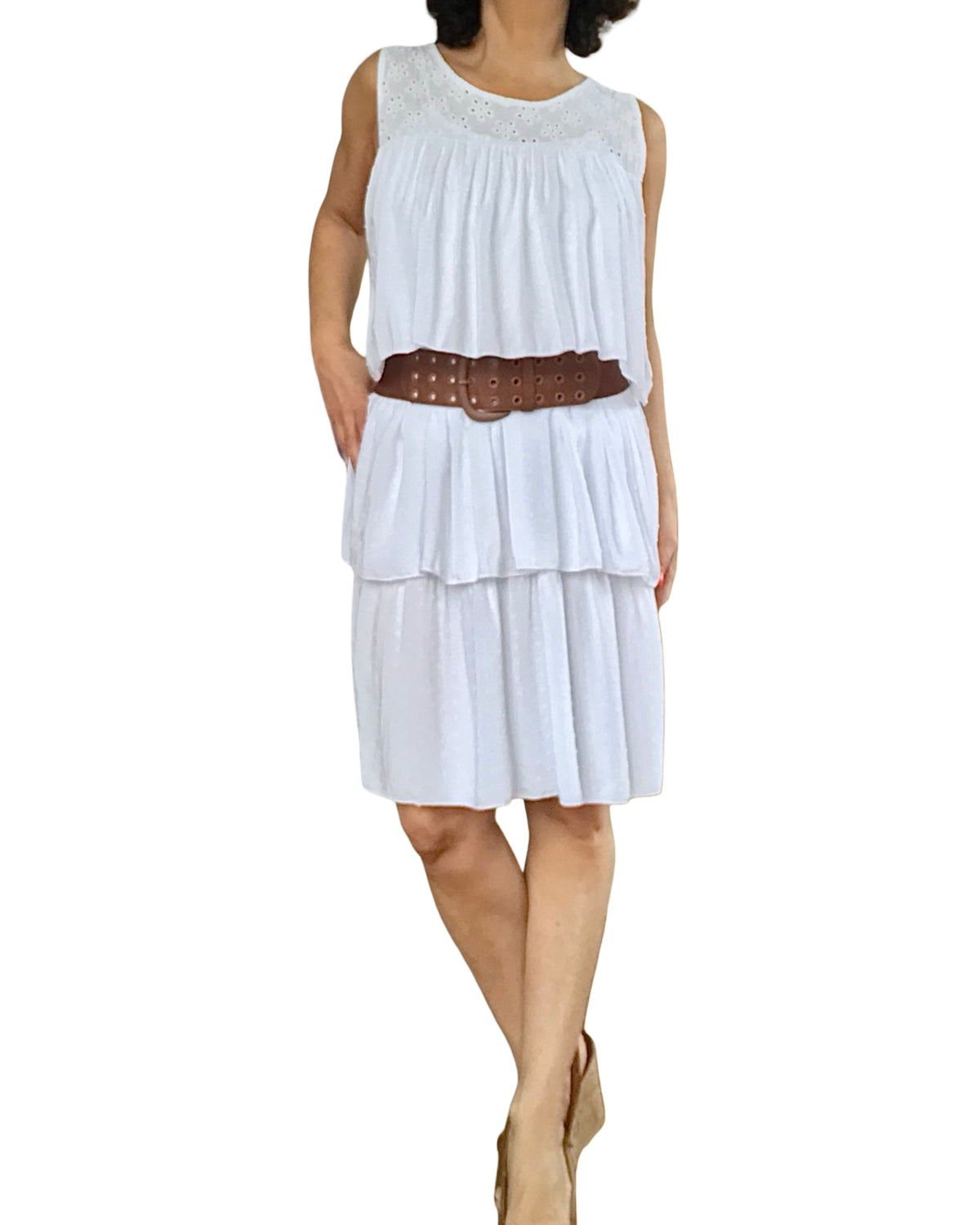 Robe blanche au genou, sans manche à volants, confectionné en 4 sections brodée