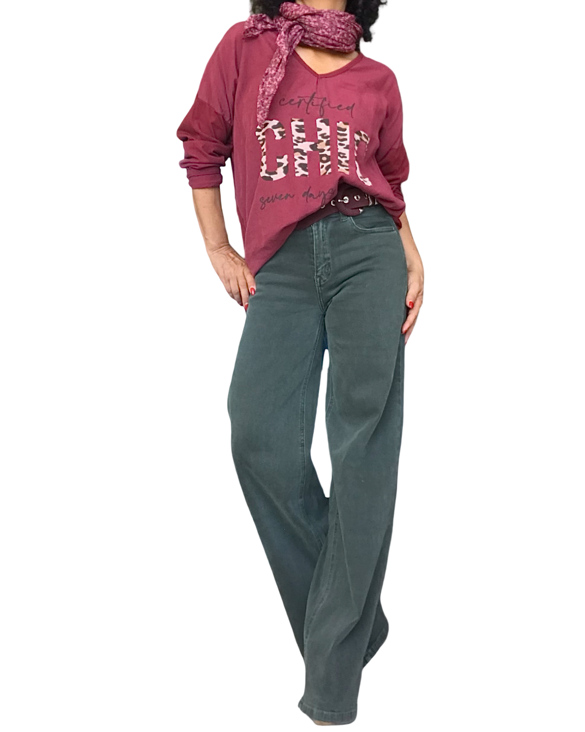 Chandail bourgogne « CHIC » léopard avec foulard et pantalon vert large – silhouette complète